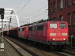 151 049-4 und eine mitlaufende Schwesterlok am 08.03.2015 um 15:40 Uhr bei der Überquerung des Rheins zwischen Mannheim und Ludwigshafen kurz vor dem Bahnhof Ludwigshafen-Mitte. 