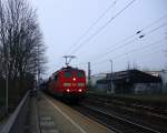 151 125-2 DB kommt durch Kohlscheid mit einem langen Audi-VW-Zug aus Osnabrück nach Kortenberg-Goederen(B) und fährt die Kohlscheider-Rampe hoch nach Aachen-West und fährt in Richtung