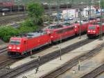 DB Schenker Rail 185 253-2 und 151 103-9 am 28.04.15 in Mannheim Rbf von einer Brücke aus fotografiert 