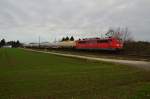 Aus Richtung Osterath kommt die 151 028-8 mit einem Kesselwagenzug gen Neuss am Fotografen vorübergefahren. 19.12.2015