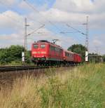 151 095-7 mit Hilfswagen in Fahrtrichtung Süden.