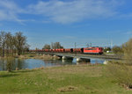 151 160 mit einem Schotterzug am 31.03.2016 bei Plattling. 