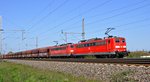 DB Cargo 151 016 und eine Schwesterlok schleppen am 21.04.16 einen Schüttgutwagenzug durch Dedensen-Gümmer in Richtung Hannover.