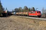 Auch eine 151 von DB Schenker ließ sich am Nachmittag des 18. März 2015 auf der KBS 900 blicken: Bei Fahlenbach konnte 151 073 mit einem schweren Kesselwagenzug in Richtung München fotografiert werden. Der Mineralölverkehr zwischen Ingolstadt und der bayerischen Metropole ist aktuell ein festes Einsatzgebiet für die kraftvollen Sechsachser.