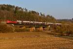 Wenige Minuten vor Sonnenuntergang konnte dann noch der GA 52860 von Ingolstadt Hbf nach Emden Hbf VW auf der Brücke über die Altmühl fotografiert werden.