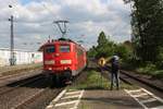 # Roisdorf 47  Die 151 077-5 mit Schwesterlok von Railpool und Güterzug aus Koblenz/Bonn kommend durch Roisdorf bei Bornheim in Richtung Köln.