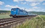 151 025-4 ist mit einen Containerzug am 20.06.2018 bei Reilos unterwegs.