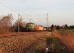 151 124 (SRI) zu sehen mit dem Containerzug von Glauchau/Sachs. nach Hof/Saale am 26.01.16 an der Schöpsdrehe bei Plauen/V.