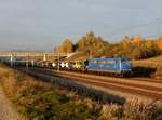 Die 151 118 mit einem Autozug am 28.10.2016 unterwegs bei Hebertshausen.