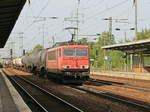 Bahnhof Berlin Schönefeld Flughafen am 09. August 2019, Durchfahrt 155 236-3 mit einem Güterzug Kesselwagen in Richtung Berlin. 