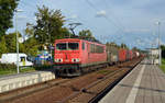155 141 schleppte am 16.09.17 einen langen gemischten Güterzug durch Wittenberg-Altstadt Richtung Roßlau.