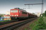 Am Abend des 01.06.07 fhrt 155 254 mit einem kurzen Schotterwagenzug ber die Stahltrgerbrcke Annaberger Str. in Chemnitz nach Zwickau. Anmerkung: Sie hat die Hlfte des Zuges am Haken, den 233 515 zwei Tage vorher in Chemnitz-Sd abgeliefert hat. Die andere Hlfte stand noch in Chemnitz-Sd zum Be- oder Entladen.