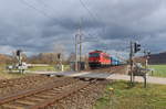 Die 155 206 passiert soeben den Bahnübergang bei Schulpforte/Naumburg am 11.03.2019 Am haken hat der Zug PKP-Waggons welche wohl mit Kohle beladen sind?!