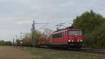 155 111 zieht einen Güterzug auf der Riedbahn gen Süden, hier zwischen Groß-Gerau Dornberg und Groß-Gerau Dornheim. Aufgenommen am 25.10.2018 16:45