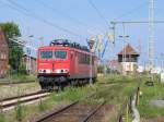 In Wismar ist die 155 179 am Lokschuppen abgestellt. Im Hintergrund das Stellwerk W2 und Teile des Seehafens. 20.06.2007