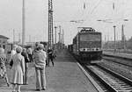 23. Oktober 1982, Bahnhof Radebeul Ost. In der Bildmitte hinten ist der Schmalspur-Lokschuppen zu erkennen. Auf der Regelspurseite fährt ein Güterzug in Richtung Berlin oder Leipzig (Streckentrennung in Radebeul-West).