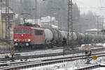 27. November 2007, ein Kesselwagenzug aus Richtung Saalfeld wartet im Bahnhof Kronach die Überholung durch einen ICE ab.