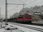 26. November 2010, Ein Güterzug nach Saalfeld fährt, begleitet vom ersten Schnee dieses Winters, durch den Bahnhof Kronach.