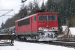 21. Februar 2013, Bahnhof Pressig-Rothenkirchen: Lok 155 202 hat 152 105 Vorspanndienst über die Frankenwaldrampe geleistet. Sie fährt jetzt nach Probstzella zurück, während der Güterzug im Hintergrund seine Fahrt in Richtung Kronach fortsetzt.
