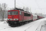 09. Dezember 2010, Bahnhof Hochstadt-Marktzeuln. Dieser Güterzug in Richtung Saalfeld scheint sich vor dem Marsch über die verschneite Frankenwaldstrecke auf eine längere Pause vorbereitet zu haben.