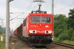 155 028 Railion mit einem Gterzug auf der Durchreise durch den Bf. Pritzier. 05.07.2007