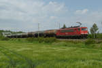 25. Mai 2010, Ein mit Lok 155 150 bespannter Güterzug aus Richtung Saalfeld passiert die Rodachbrücke und den Bahnübergang Unterlangenstadt.