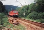 155_243 mit Silberlingen auf der Kbs 840 zwischen Lauenstein und Ludwigsstadt im Juli 1992 unterwegs.