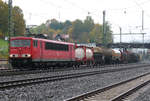 15. Oktober 2013, Ein Güterzug aus Saalfeld fährt mit Lok 155 207 durch den Bahnhof Kronach. 