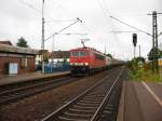 155 238-9 zieht einen Containerzug durch den Bahnhof Blankenloch 9.8.07
