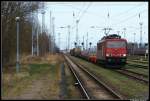 155 210 mit einem gemischten Gterzug am 02.03.08 im Rostocker Seehafen.