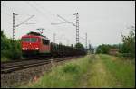 155 028 ist mit einem Rungenwagenzug in Richtung Gemndne unterwegs. Aufgenommen im Mai 2008 bei Thngersheim.