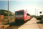 Die 155 220 wartet im Juni 1997 im Bahnhof Sassnitz nach Ihrer Ankunft aus dem Sassnitzer Hafen auf Ausfahrt Richtung Festland.