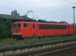 155 184-5 durchfhrt mit einem relativ kurzen Kesselwagenzug den Bahnhof Magdeburg-Sdost, leider ist der Bahnsteig davor, er wird nicht mehr genutzt, deshalb auch der starke Bewuchs :-(