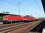 155 220 durchfhrt den Bahnhof Berlin-Schnefeld mit ihrem Gterzug, whrend 143 812 auf die Abfahrt wartet. (09.06.08)