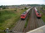 155 112 trifft am 05.09.08 auf zwei RB nach Leipzig Hbf und Halle/Saale Hbf bei der Ausfahrt aus Bitterfeld.