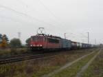 155 151 taucht mit einem KLV-Zug bei Wiesental (KBS 700 Mannheim-Karlsruhe) aus dem Nebel auf. Der Turm im Hintergrund wird nach und nach sichtbar... (November 2007)