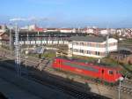 Im Bahnhof Wismar steht eine 155 vor dem Rundschuppen mit Drehscheibe.