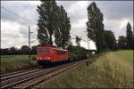 Der  Stromcontainer  155 206 bringt einen Brammenzug bei Waltrop in Richtung Westen.