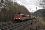 Der Stromcontainer 155 108 trgt noch Scherenstromabnehmer und  DB-Keks  auf der Seite. Hier bespannt die Lok den 52296 nach Hagen-Vorhalle und wird in wenigen Augenblicken die A46 unterqueren. (13.03.2009)
