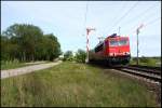 155 146-4 durchfhrt mit FE 45503 von Sassnitz-Mukran nach Seddin am 15.05.2009 den Bahnhof Rambin.