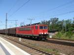 155 055-7 mit einem gemischten Gterzug aus Richtung Halle in Leipzig-Wahren. Fotografiert am 13.06.2009