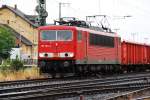 155 184-5 nhert sich langsam aus westlicher Richtung dem Bahnhof Bielefeld-Brackwede. Im Gepck einen Gterzug mit offenen Massengut-Wagen. Erwischt am Abend des 06.06.2009.