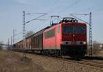 155 224-9 zieht am 10.03.05 in  Doppelbesetzung  ihren schier endlos langen Zug aus Autozulieferteilen nahe Halle-Zscherben.