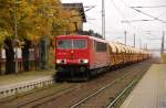 155 236 zieht am 27.10.09 einen Harnstoffzug aus Biesteritz kommend durch Brehna Richtung Halle(S).