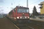 155 005-2 mit einem Regionalzug beim Halt in Eschwege West zur Weiterfahrt in Richtung Bebra. Warum an dem Tag diese Lok davorgespannt war.... ich hab keine Ahnung... Aufgenommen Frhjahr '95 (Foto-Scan)