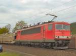 155 203 fhrt mit einem Gterzug oberhalb von Ronshausen in Richtung Eisenach. Die Lok besitzt Einholmstromabnehmer. 