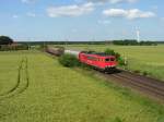 Die BR 155 181-1 ist hier am 09.6.05 mit einem kleinen Gterzug zwischen Verden (an der Aller) und Nienburg (an der Weser) unterwegs.