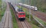 Whrend 155 267 einen Kesselwagenzug Richtung Leipzig zieht, kommt ein ICE-T aus dieser Richtung gefahren. Fotografiert am 04.05.10 in Holzweissig.