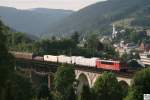 Eine Lokomotive der Baureihe 155 zieht einen gemischten Güterzug am 30. Juni 2010 über das Trogenbachviadukt in Ludwigstadt (Landkreis Kronach) die Nordrampe der Frankenwaldbahn hinauf.