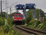 nach kurzem Boxenstop im Bf Stralsund-Rgendamm gehts weiter auf die Insel Rgen, 155 048 passiert gerade die Ziegelgrabenbrcke mit ihrem Rhrenzug am 14.09.2010